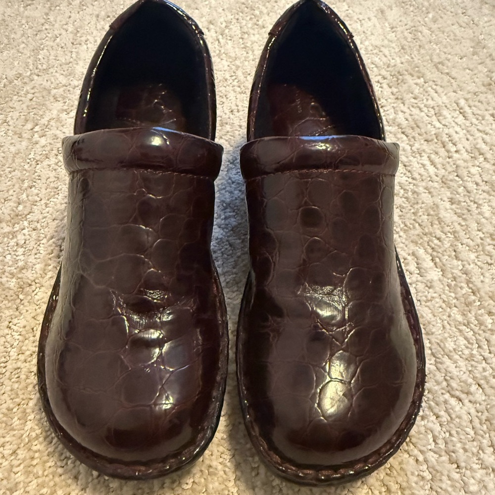 b.o.c Born Burgundy Faux Leather Croc Reptile Closed Back Clogs Size 7.5 Slip On - Picture 2 of 10